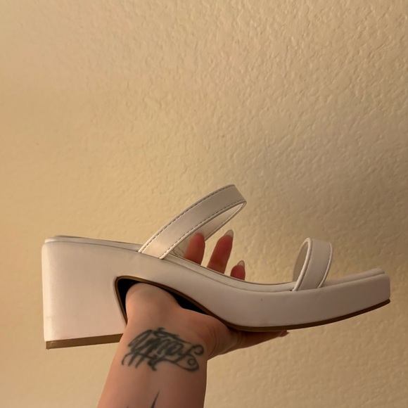 🤍Olivia Miller White Block Heel Sandals (size 7)🤍 - Picture 3 of 14